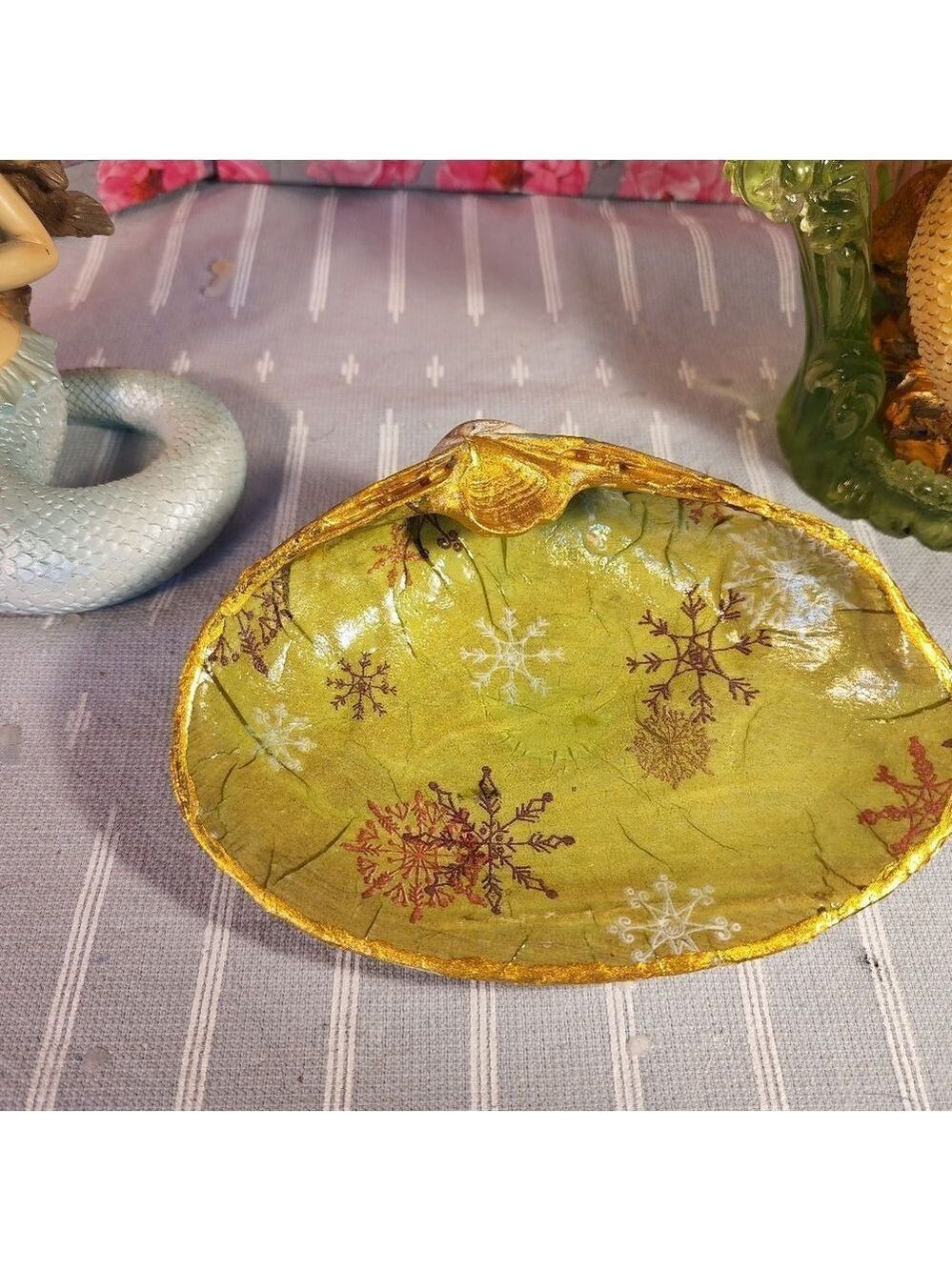 DECOUPAGE CLAM SHELL DECOUPAGE SNOWFLAKES ON A CLAM SHELL TRINKET DISH - Picture 4 of 10